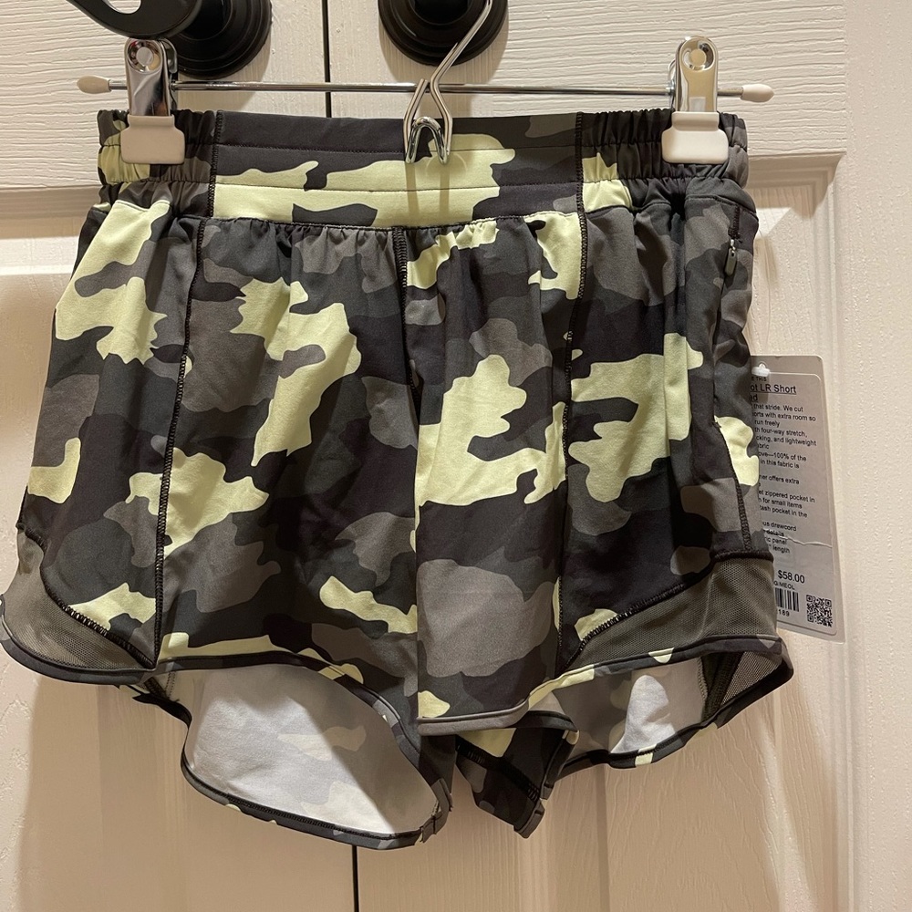 lulu lemon hottie hot 4inch with liner Size 6
